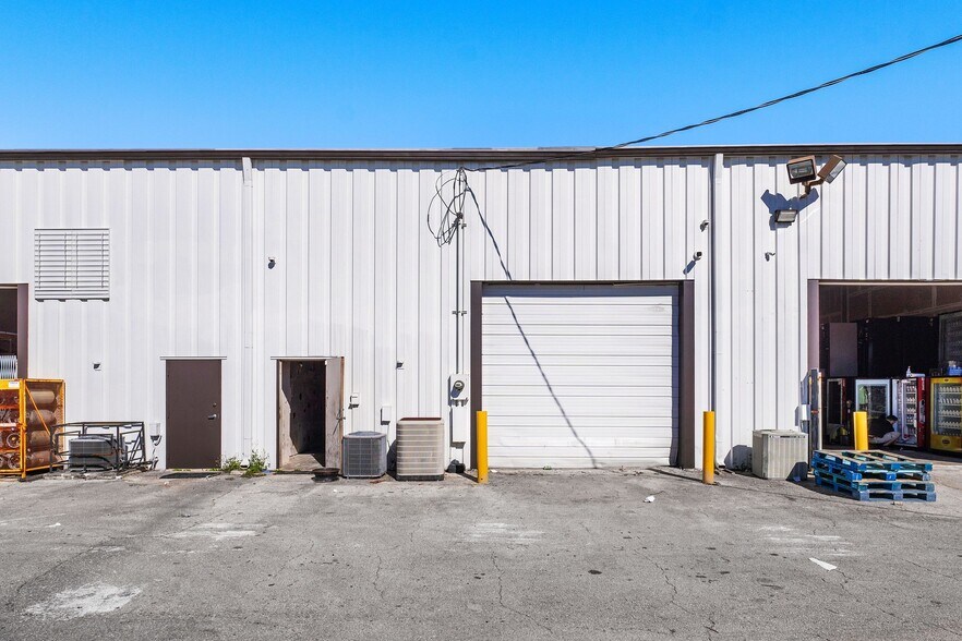 1979 10th Ave N, Lake Worth Beach, FL à vendre - Photo du bâtiment - Image 3 de 15