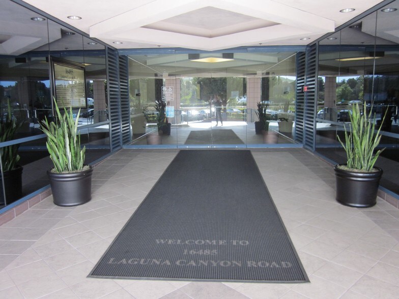 16485 Laguna Canyon Rd, Irvine, CA à louer - Hall d’entrée - Image 3 de 5
