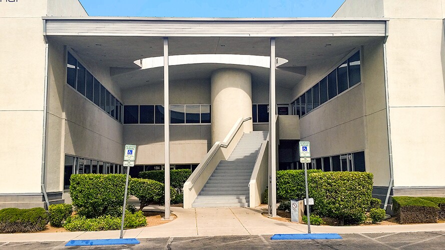 7151 Cascade Valley Ct, Las Vegas, NV à louer - Photo du bâtiment - Image 2 de 3