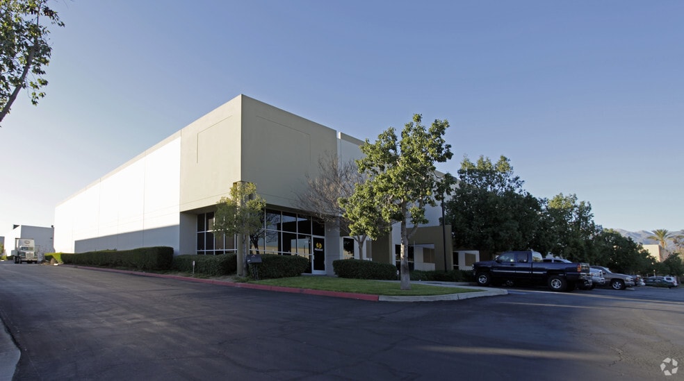 651 Barrington Ave, Ontario, CA for lease - Primary Photo - Image 1 of 3