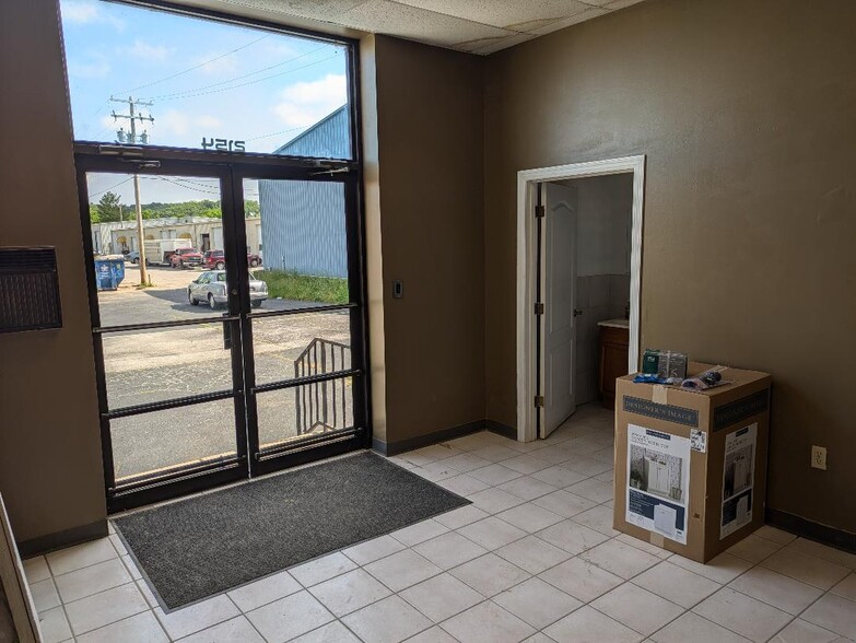 2154 N Fox Hollow Dr, Nixa, MO for lease - Interior Photo - Image 3 of 6
