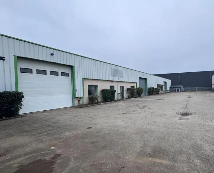 Flex in Pusignan for lease - Building Photo - Image 3 of 5