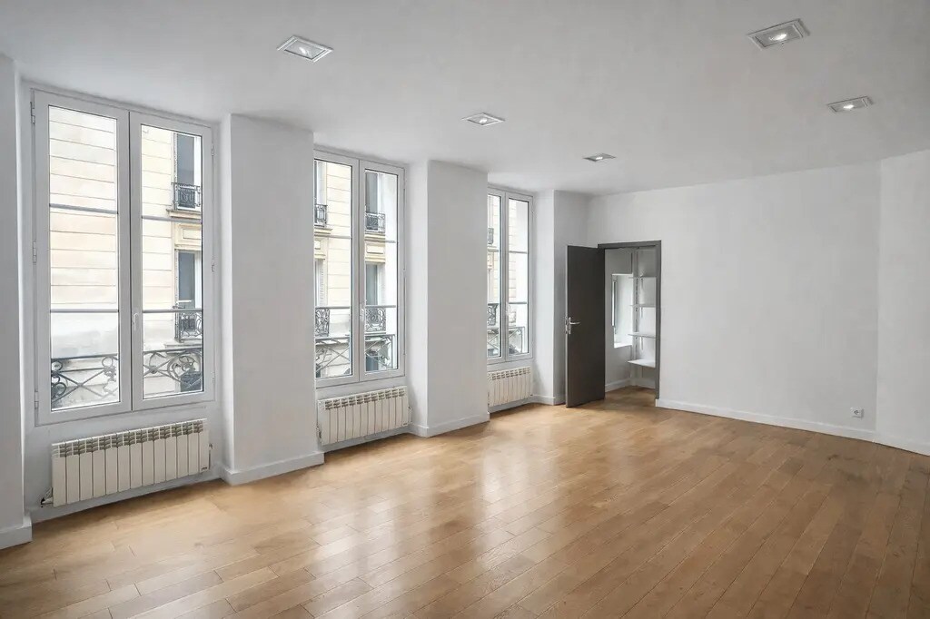 Office in Paris for lease Interior Photo- Image 1 of 5