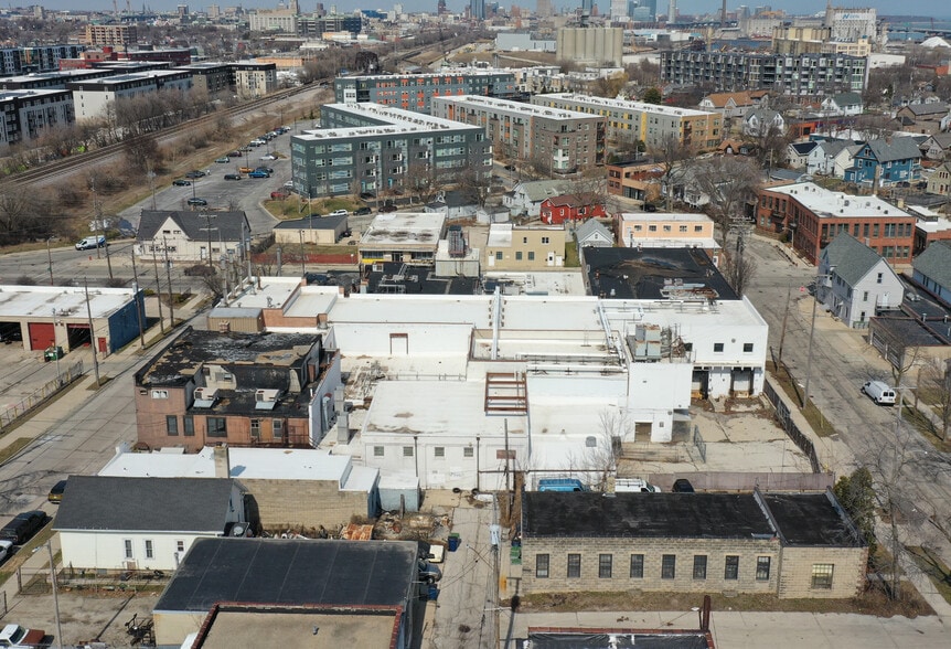 207 E Lincoln Ave, Milwaukee, WI for sale - Aerial - Image 2 of 4