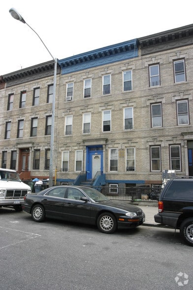 540 Bainbridge St, Brooklyn, NY à vendre - Photo du bâtiment - Image 2 de 10