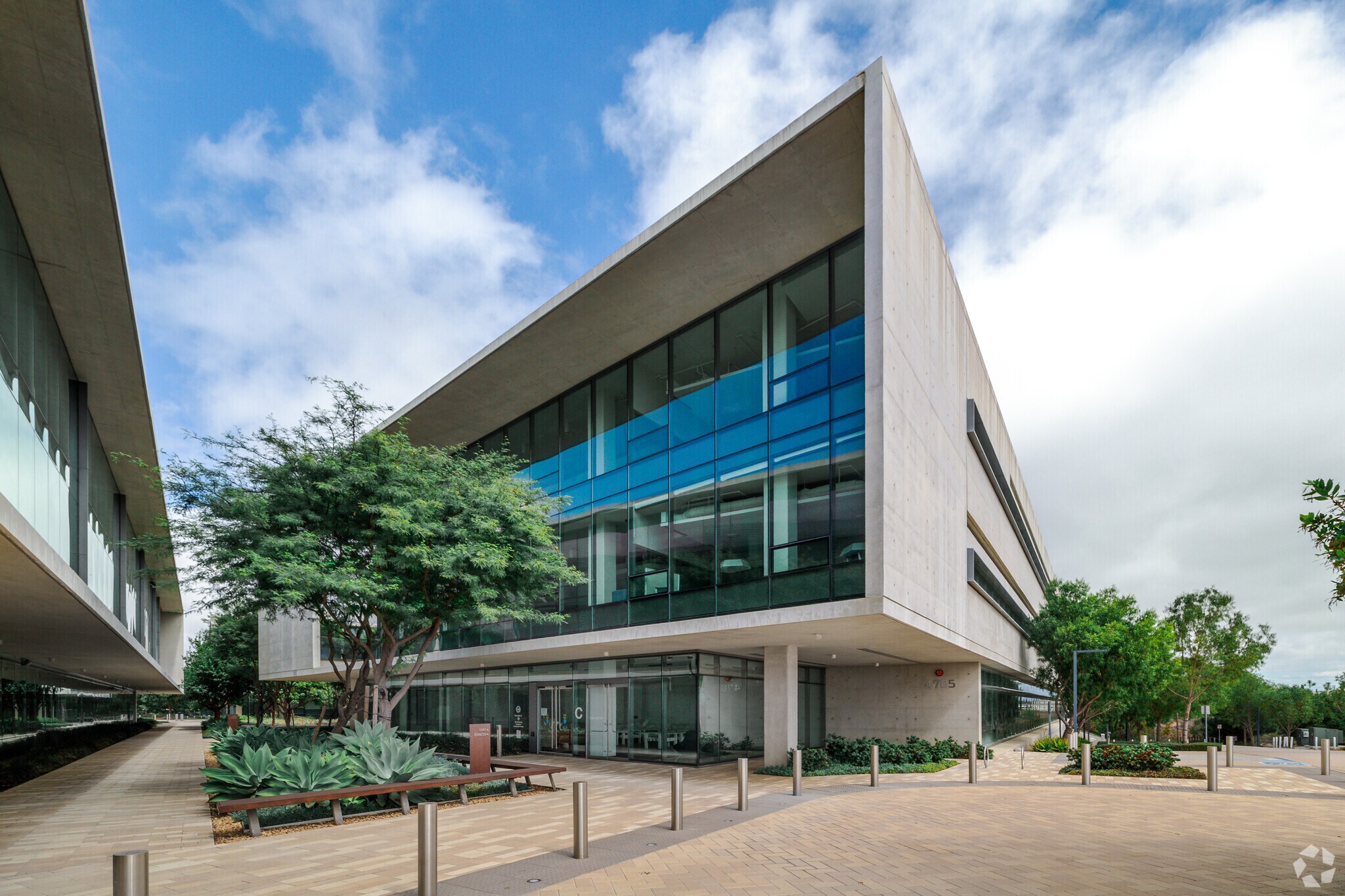 4785 Executive Dr, San Diego, CA à louer Photo du bâtiment- Image 1 de 5