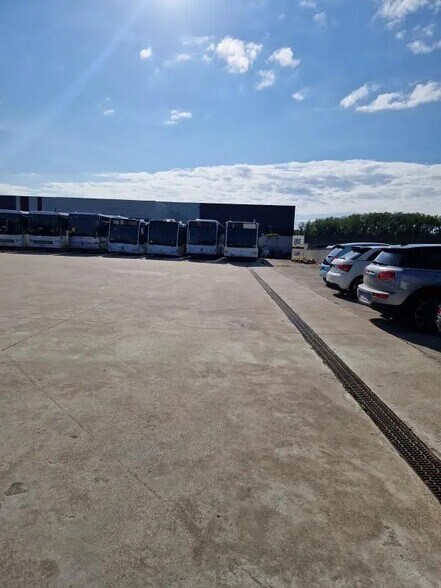 Bureau dans Goussainville à vendre - Photo du bâtiment - Image 1 de 9