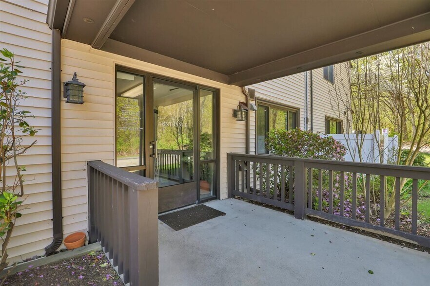 8 Independence Dr, Marlborough, CT à vendre - Photo du bâtiment - Image 2 de 28