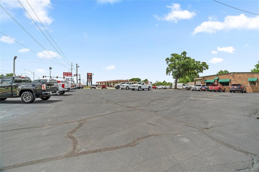 7017 NW 39th Expy, Bethany, OK à vendre - Photo du bâtiment - Image 2 de 27