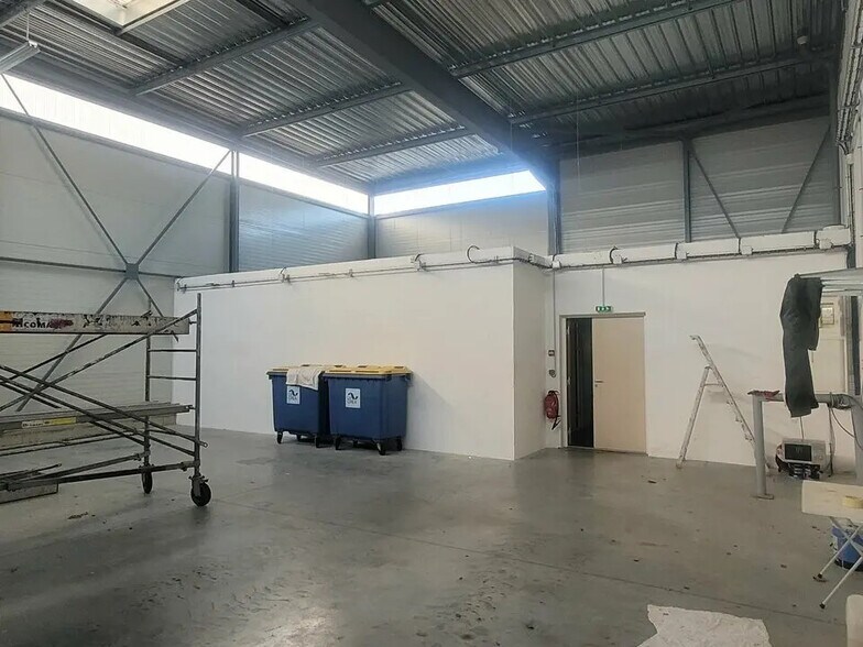 Flex in Rouen for lease - Interior Photo - Image 3 of 11