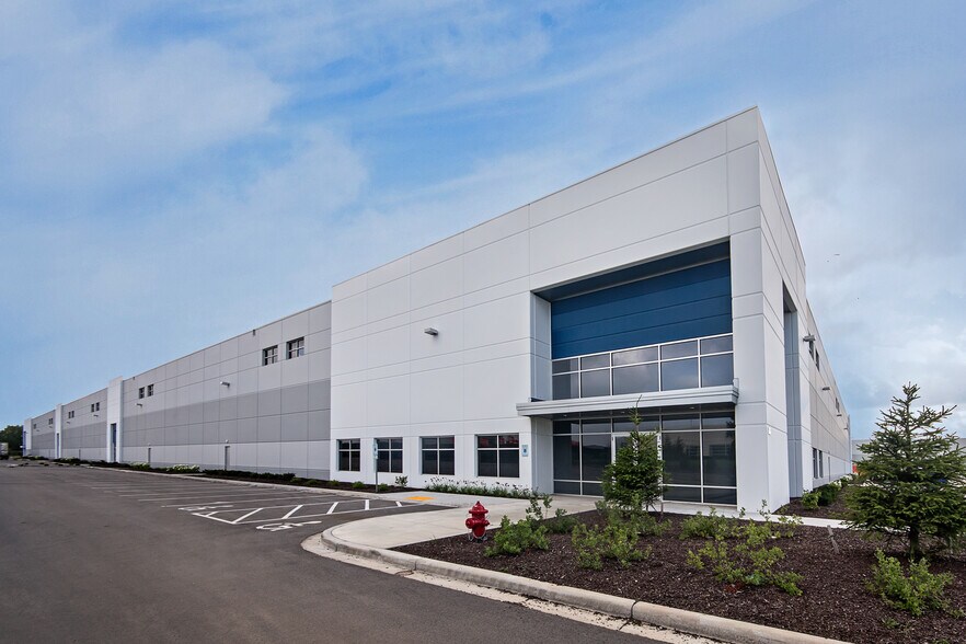 N59W13633 Manhardt Dr, Menomonee Falls, WI à louer - Photo du bâtiment - Image 3 de 3