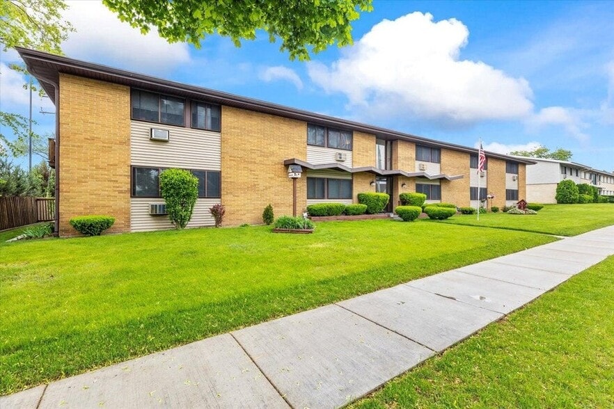 4641 S Howell Ave, Milwaukee, WI à vendre - Photo du bâtiment - Image 2 de 6