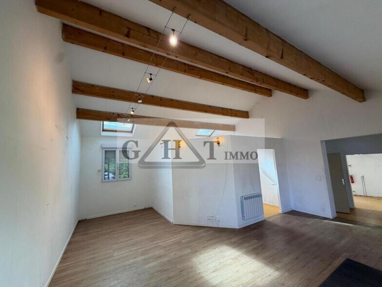 Retail in Écouen for lease - Interior Photo - Image 2 of 10