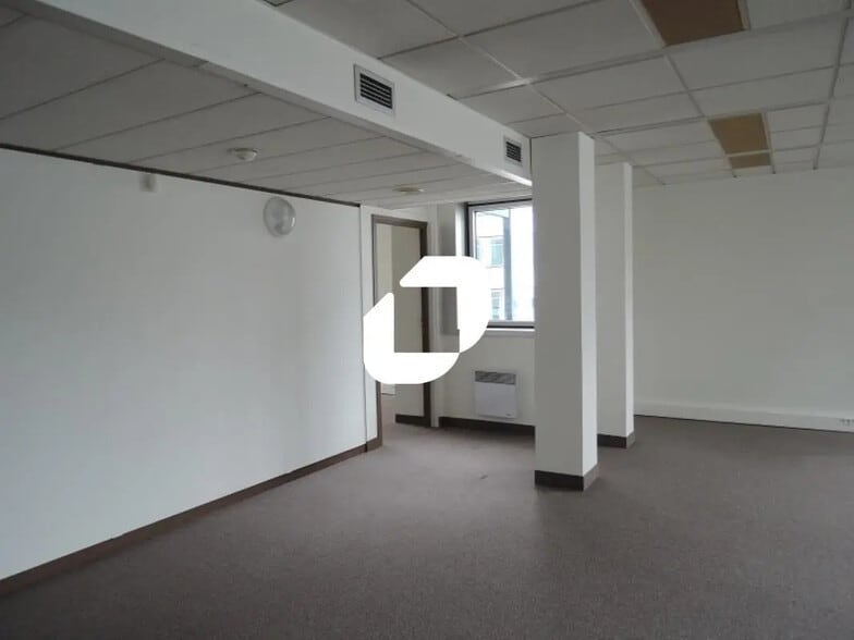 Office in Noisy-le-Grand for lease - Interior Photo - Image 3 of 3