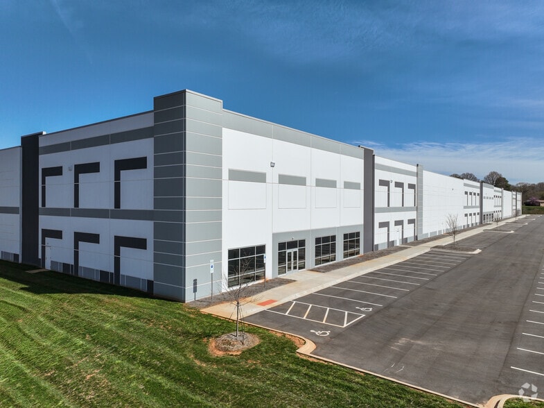 146 E Barkley Rd, Statesville, NC for lease - Building Photo - Image 2 of 6
