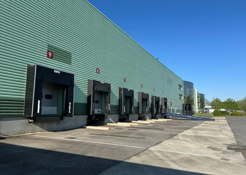 Industriel dans Roissy-en-Brie à louer - Photo du bâtiment - Image 2 de 2