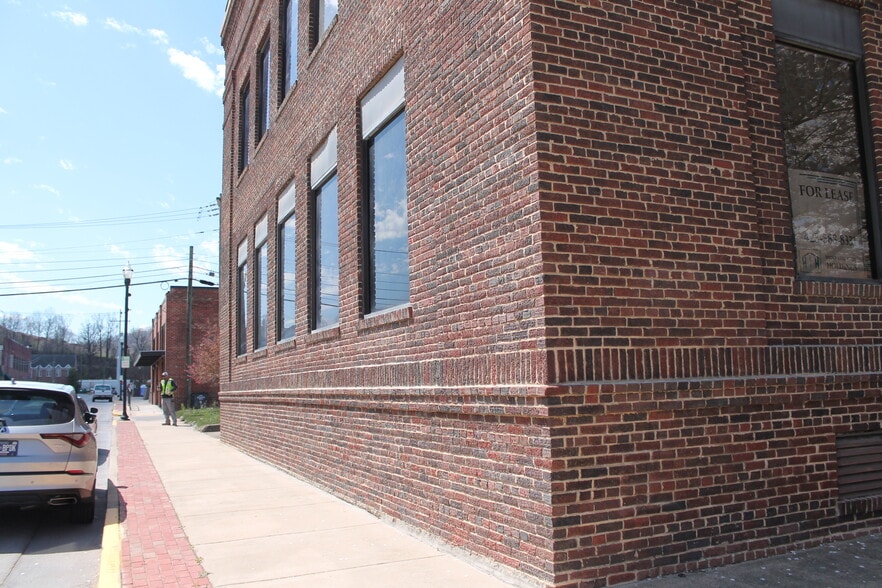201 W Market St, Kingsport, TN for sale - Building Photo - Image 3 of 29