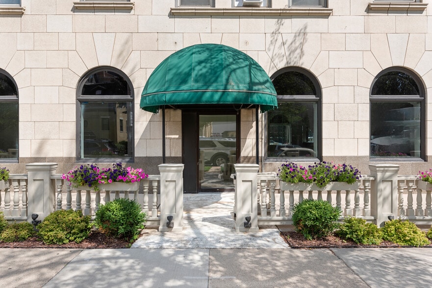 1028 E Juneau Ave, Milwaukee, WI for lease - Building Photo - Image 2 of 25