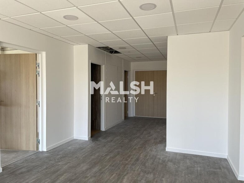 Office in Bron for lease - Building Photo - Image 2 of 13