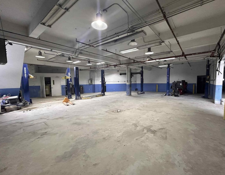 33-20 55th St, Woodside, NY for lease - Building Photo - Image 2 of 7