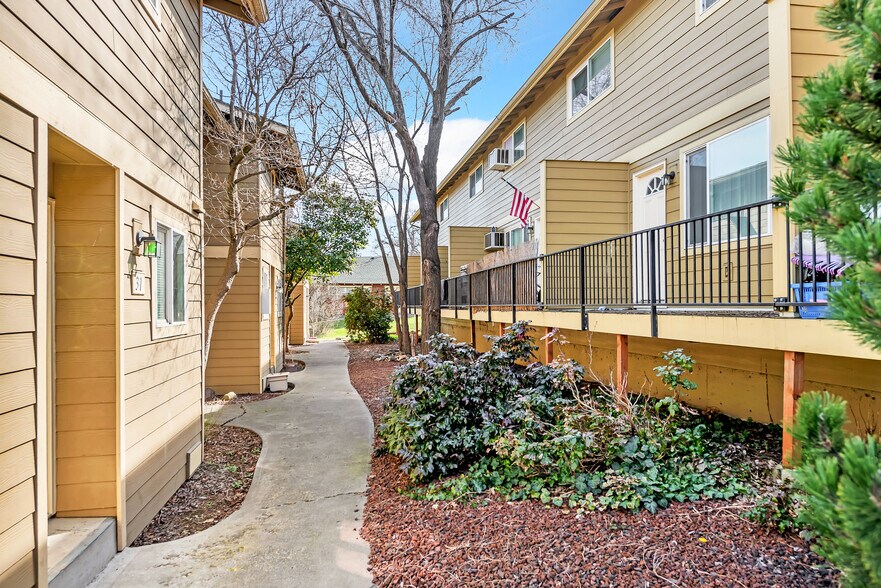 2408 W 10th St, The Dalles, OR à vendre - Photo du bâtiment - Image 3 de 15