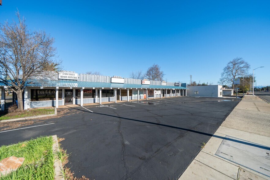 1556 Hartnell Ave, Redding, CA à vendre - Photo du bâtiment - Image 3 de 38