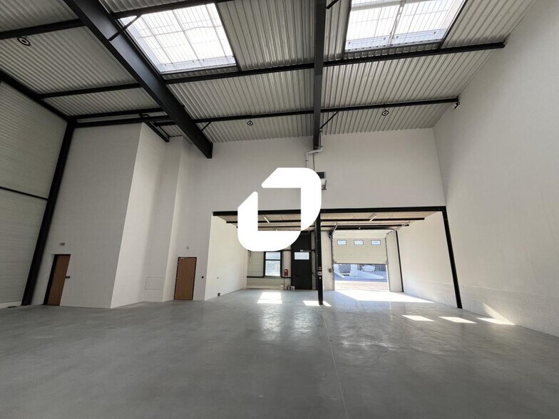 Flex in Saint-Priest for lease - Building Photo - Image 2 of 48