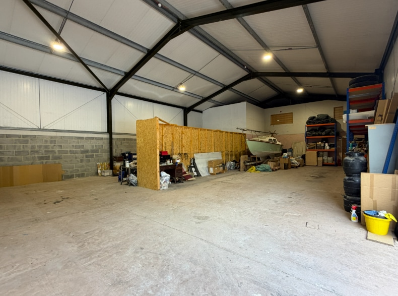 Village Rd, Christow for lease Interior Photo- Image 1 of 3