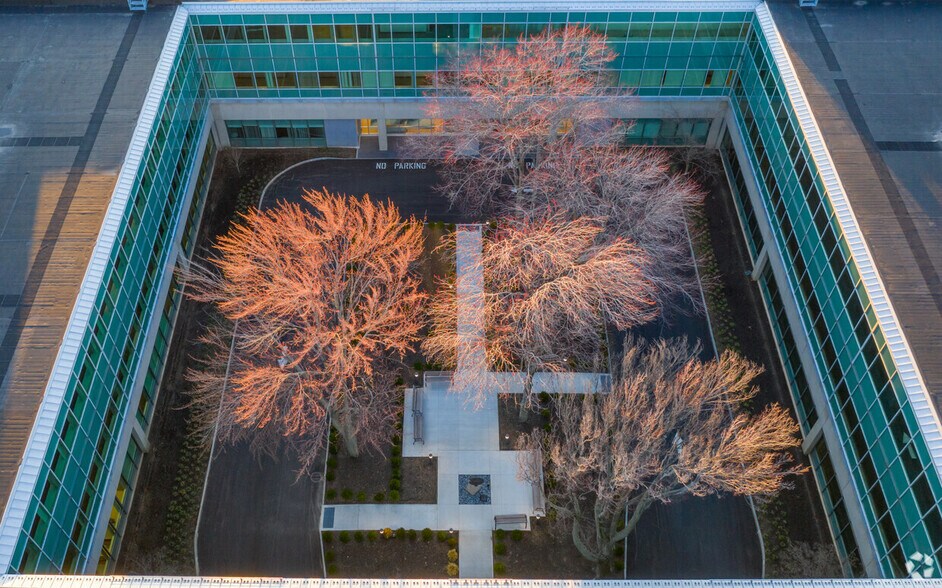 135 Santilli Hwy, Everett, MA à louer - Photo du bâtiment - Image 3 de 16