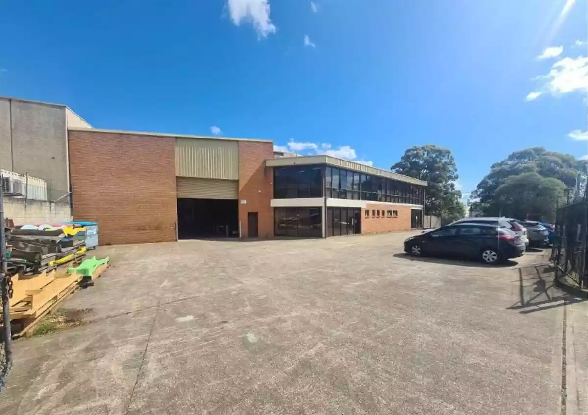 15 Hume Rd, Smithfield for lease Primary Photo- Image 1 of 4