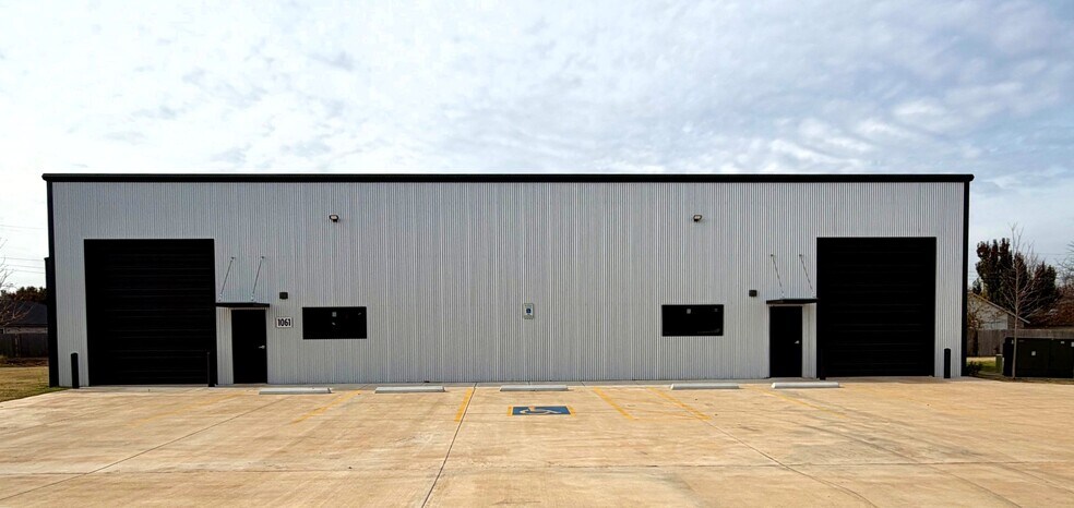 1035 NW 112th St, Oklahoma City, OK à louer - Photo du bâtiment - Image 2 de 5