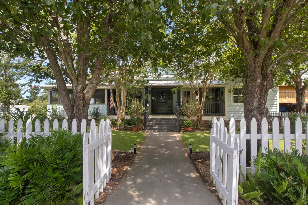 201 8th St, Port Saint Joe, FL à vendre Photo du bâtiment- Image 1 de 25