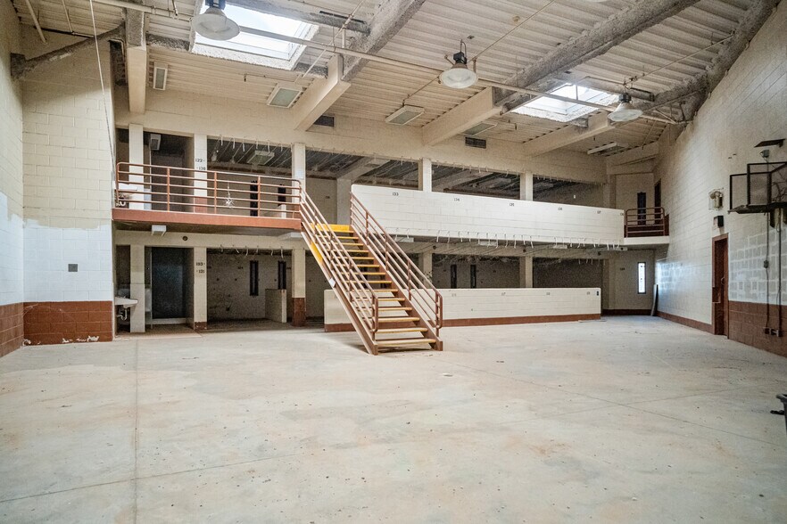 185 W Gale Ave, Coalinga, CA à vendre - Photo du bâtiment - Image 3 de 24