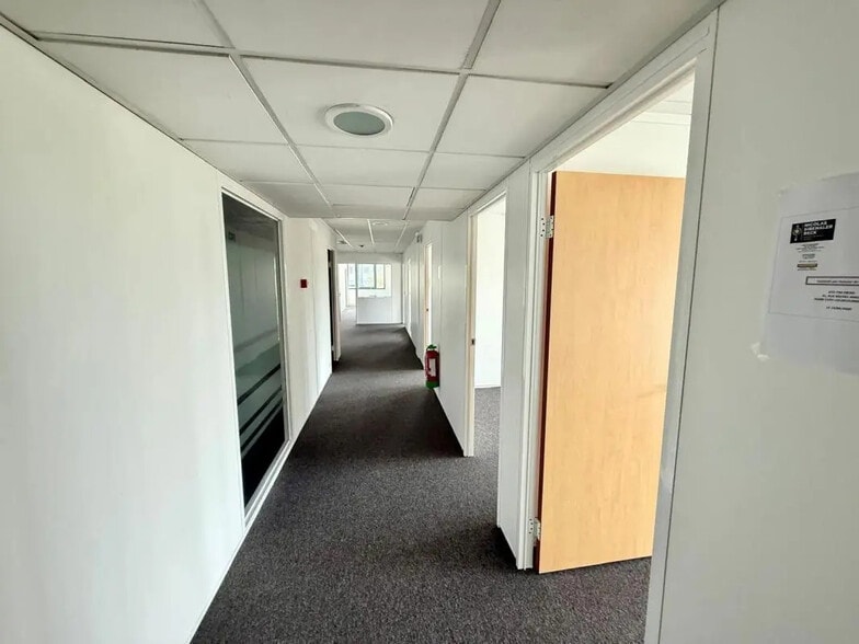 Office in Évry-Courcouronnes for lease - Building Photo - Image 2 of 5