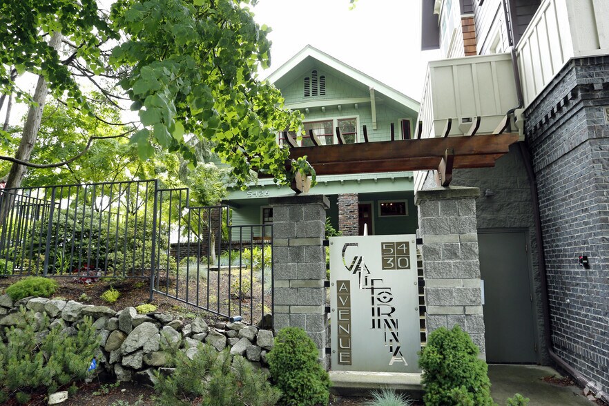 5430 California Ave SW, Seattle, WA à vendre - Photo du bâtiment - Image 3 de 15