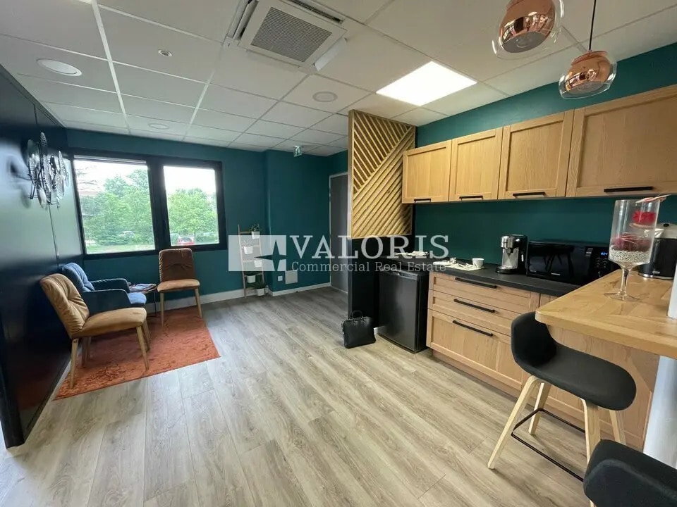 Office in Francheville for lease Interior Photo- Image 1 of 6