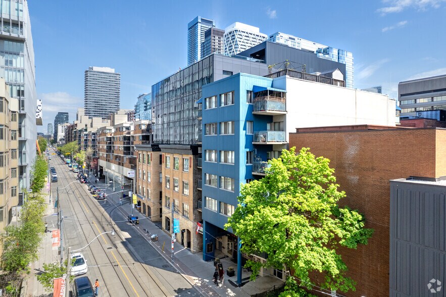 35 McCaul St, Toronto, ON à louer - Photo du bâtiment - Image 3 de 3