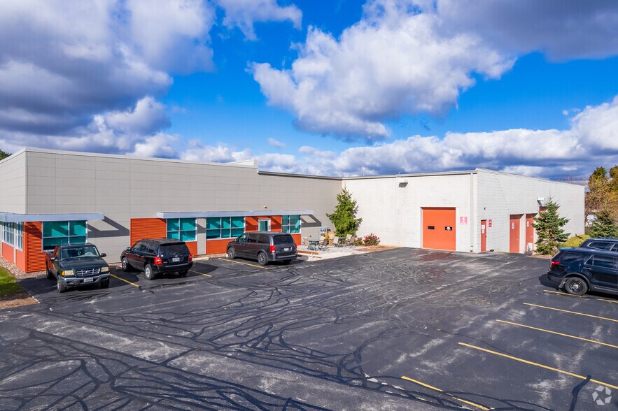 12600 W Burleigh Rd, Brookfield, WI à vendre - Photo du bâtiment - Image 3 de 9