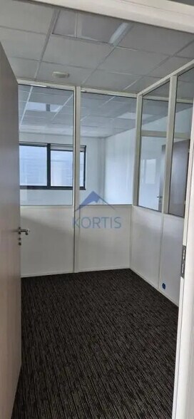Office in Meyzieu for lease - Interior Photo - Image 2 of 4