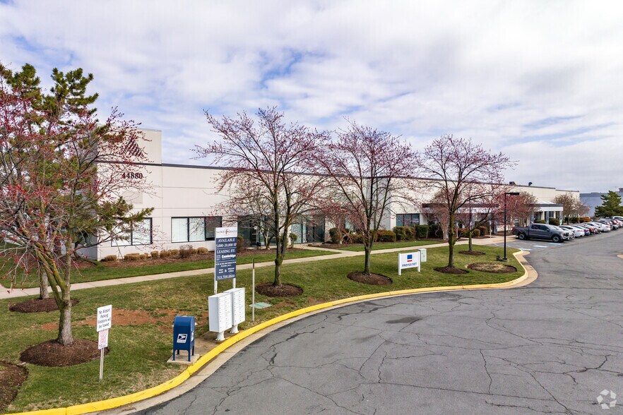 44880 Falcon Pl, Dulles Town Center, VA à louer - Photo du bâtiment - Image 3 de 4
