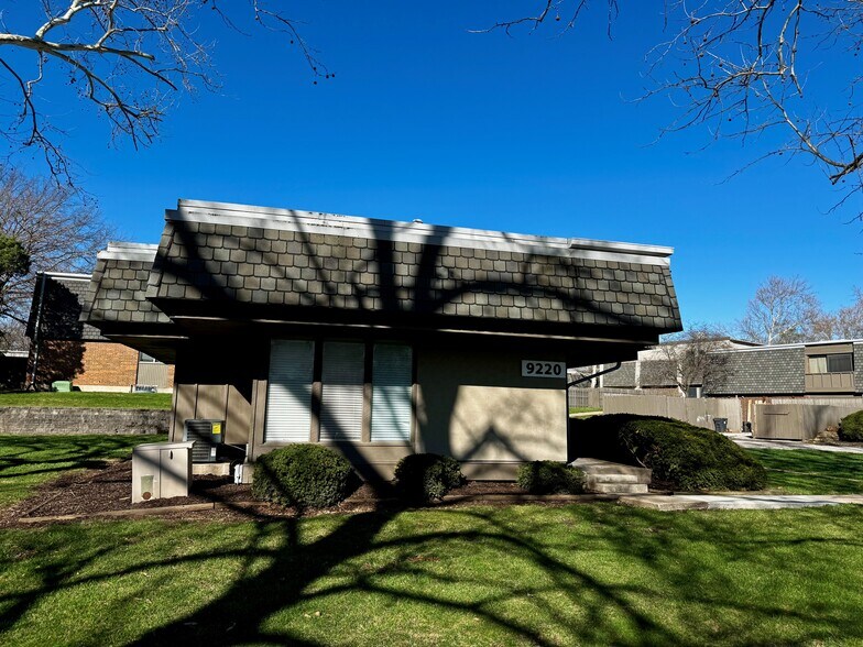 9220 Foster St, Overland Park, KS à louer - Photo du bâtiment - Image 2 de 6