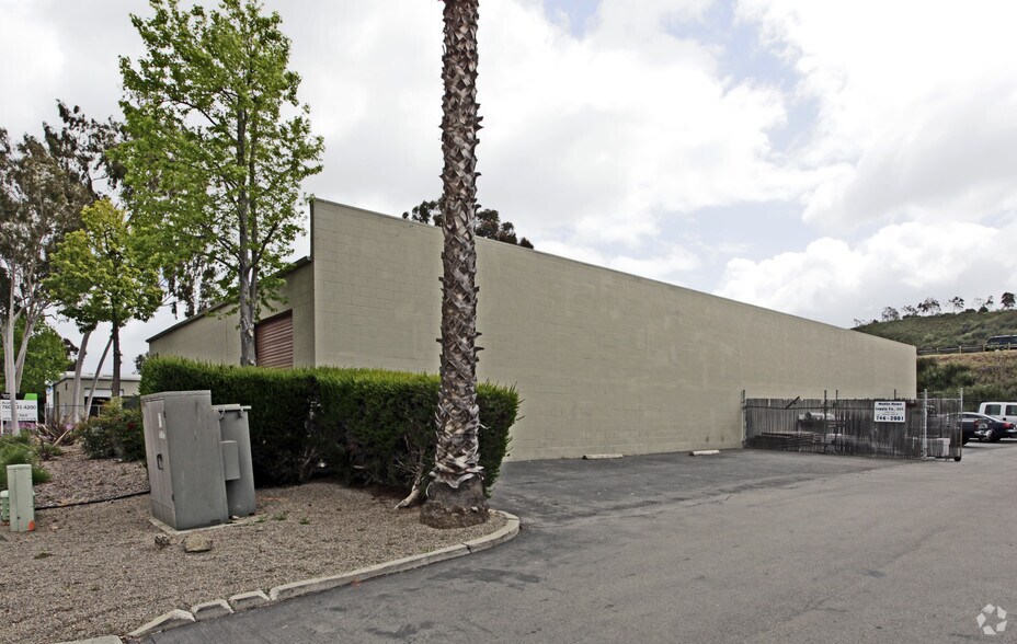 869 Rancheros Dr, San Marcos, CA à louer - Photo du bâtiment - Image 3 de 3
