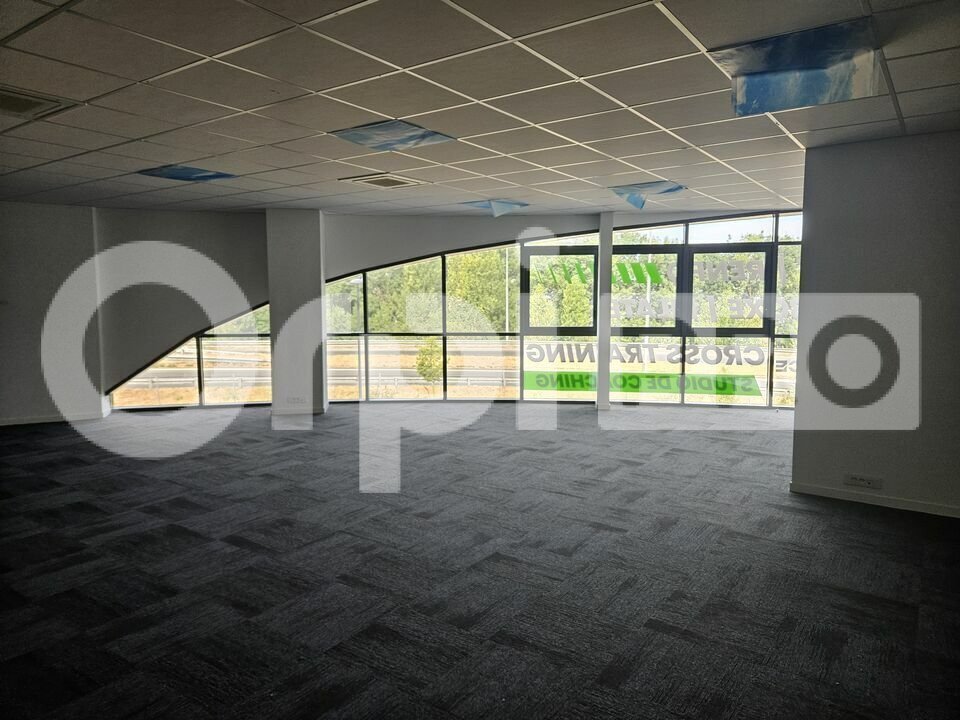 Office in Sainte Eulalie for lease Interior Photo- Image 1 of 6