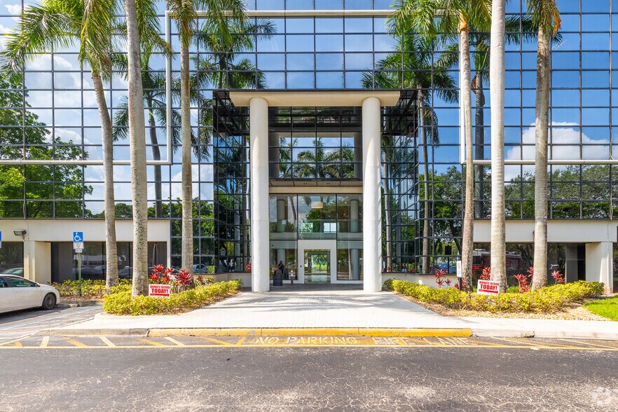 6301 NW 5th Way, Fort Lauderdale, FL à louer - Photo du bâtiment - Image 2 de 12