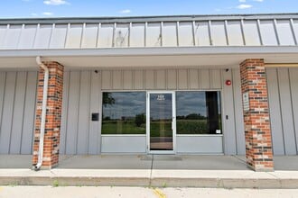 122 Indian Springs Dr, Sandwich, IL for lease Building Photo- Image 1 of 9