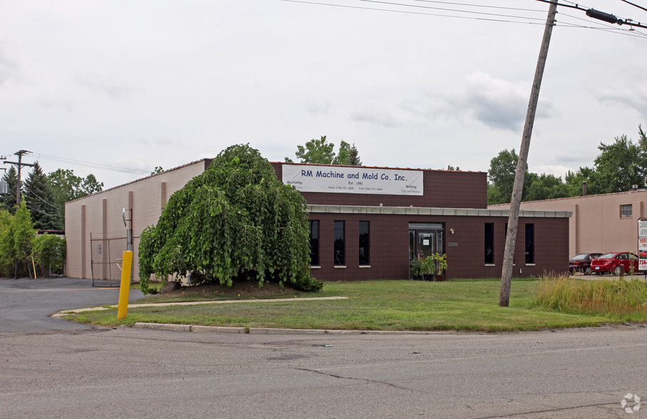 Ecorse Plaza - 4 Buildings + Garage portfolio of 5 properties for sale on LoopNet.ca - Building Photo - Image 3 of 16