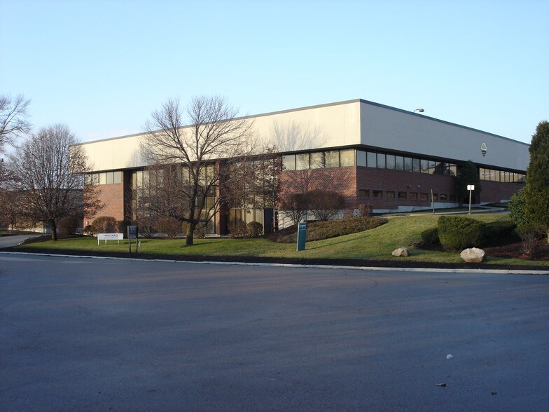 84 October Hill Rd, Holliston, MA for lease - Primary Photo - Image 1 of 9