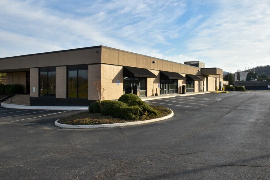 3825 Electric Rd, Roanoke, VA à louer - Photo du bâtiment - Image 2 de 19