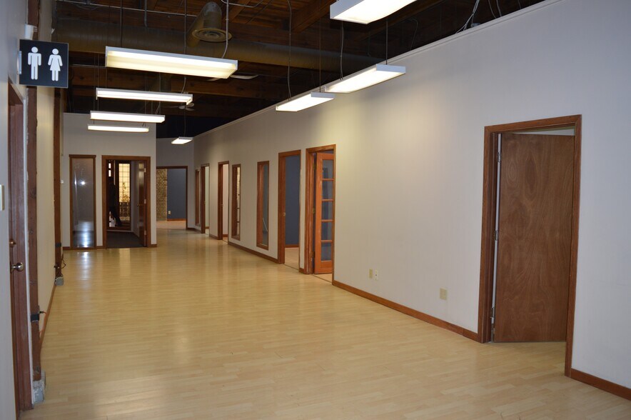 11904 113 Av, Edmonton, AB à louer - Photo du bâtiment - Image 3 de 6