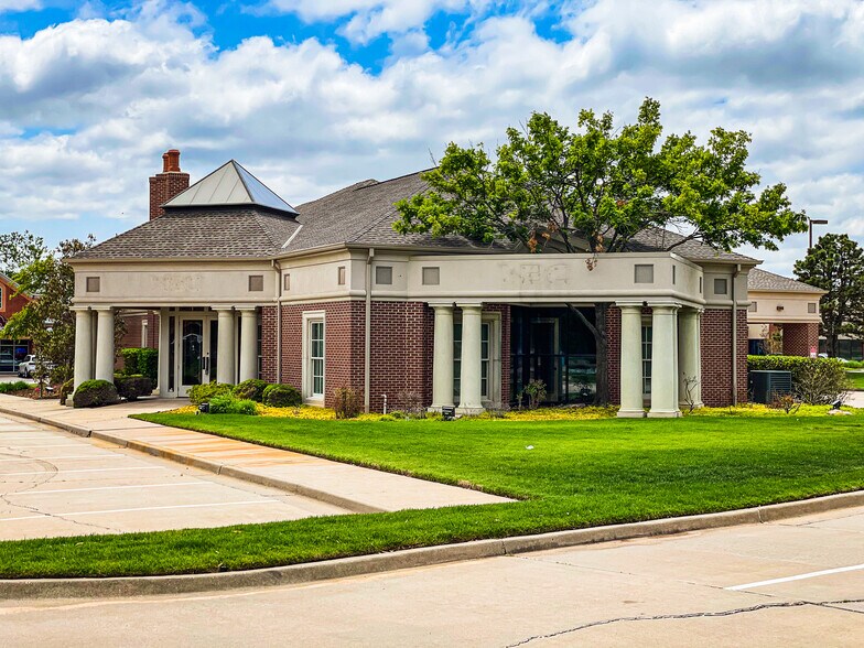 2800 NW Grand Blvd, Oklahoma City, OK à louer - Photo du bâtiment - Image 1 de 1